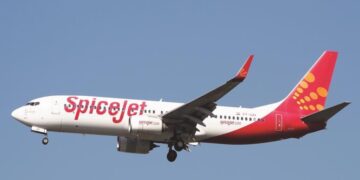 Flight: Passenger stuck in the toilet of a SpiceJet flight for an hour, know what is the whole matter