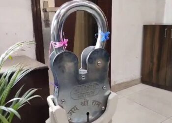 Aligarh: Hand made lock weighing 50 kg will be presented in Ram templeअलीगढ़ के ताला कारोबारी उमंग मोंगा ने आधुनिक समय में हाथों से बनाया गया एक 50 किलो से ज्यादा वजन का ताला तैयार किया है