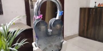 Aligarh: Hand made lock weighing 50 kg will be presented in Ram templeअलीगढ़ के ताला कारोबारी उमंग मोंगा ने आधुनिक समय में हाथों से बनाया गया एक 50 किलो से ज्यादा वजन का ताला तैयार किया है