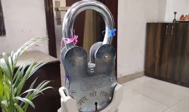 Aligarh: Hand made lock weighing 50 kg will be presented in Ram templeअलीगढ़ के ताला कारोबारी उमंग मोंगा ने आधुनिक समय में हाथों से बनाया गया एक 50 किलो से ज्यादा वजन का ताला तैयार किया है