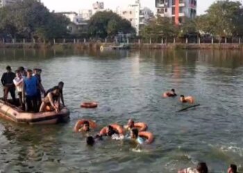 गुजरात: वडोदरा बोट हादसे में पुलिस ने 18 लोगों के खिलाफ दर्ज की FIR, घटना में 14 लोगों की मौत हुई थी