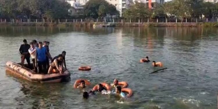 गुजरात: वडोदरा बोट हादसे में पुलिस ने 18 लोगों के खिलाफ दर्ज की FIR, घटना में 14 लोगों की मौत हुई थी