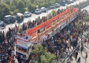 Agra: 108 feet long and 3500 kg incense sticks Rath Yatra going from Gujarat to Ayodhya for the consecration ceremony. प्राणप्रतिष्ठा समारोह के लिए गुजरात से अयोध्या जा रही 108 फीट लंबी व 3500 किलो की अगरबत्ती रथ यात्रा
