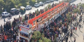 Agra: 108 feet long and 3500 kg incense sticks Rath Yatra going from Gujarat to Ayodhya for the consecration ceremony. प्राणप्रतिष्ठा समारोह के लिए गुजरात से अयोध्या जा रही 108 फीट लंबी व 3500 किलो की अगरबत्ती रथ यात्रा