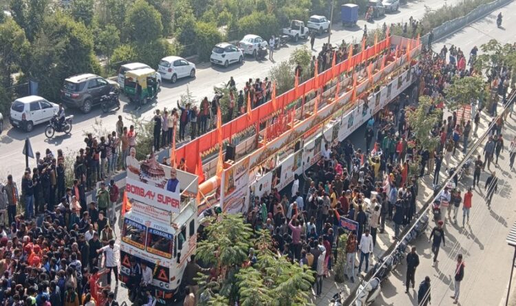 Agra: 108 feet long and 3500 kg incense sticks Rath Yatra going from Gujarat to Ayodhya for the consecration ceremony. प्राणप्रतिष्ठा समारोह के लिए गुजरात से अयोध्या जा रही 108 फीट लंबी व 3500 किलो की अगरबत्ती रथ यात्रा