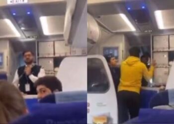 Viral video: Passenger punches pilot due to flight delay, know where the matter lies Flights