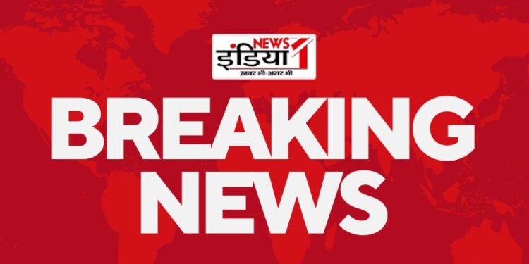 6 महीने बाद तिहाड़ से बाहर आए आप नेता Sanjay Singh , दिल्ली एक्साइज पॉलिसी केस में सुप्रीम कोर्ट ने दी थी जमानत सुप्रीम कोर्ट से मिली जमानत के बाद AAP के राज्यसभा सांसद संजय सिंह को तिहाड़ से रिहा कर दिया गया। आज बुधवार सुबह ट्रायल कोर्ट में आप नेता की जमानत की शर्तें तय कर दी गई थी। जिसके बाद कोर्ट ने के आदेश की कॉपी को जेल भेजा गया,जहां कानूनी प्रक्रिया खत्म करने करने बाद उन्हें रिहा कर दिया गया। ज्ञात हो कि सुप्रीम कोर्ट ने मंगलवार को दिल्ली एक्साइज पॉलिसी केस में आप नेता को जमानत दे दी थी। 4 अक्टूबर को गिरफ्तार हुए थे संजय गौरतलब है कि छह महीने पहले 4 अक्टूबर को ईडी ने आप नेता को दिल्ली एक्साइज पॉलिसी केस मामले में प्रवर्तन निदेशालय ने गिरफ्तार किया था। ईडी ने अपने चार्जशीट में संजय सिंह पर 82 लाख रुपए का चंदा लेने का आरोप लगाया है। इसी मामले में पूछताछ के लिए 4 अक्टूबर को ED उनके आवास पर पहुंची थी जहां उनसे 10 घंटे की लंबी पूछताछ के बाद गिरफ्तार कर लिया गया। इन शर्तों पर मिली जमानत दिल्ली शराब नीति मामले में सुप्रीम कोर्ट ने आम आदमी पार्टी के सांसद संजय सिंह को इन शर्तों पर जमानत दी पासपोर्ट सरेंडर कहीं जाने से पहले ईडी को अपना शेड्यूल बताना ED को अपना फोन नंबर बताएंगे जो लगातार उपलब्ध रहेगा जबतक जमानत पर बाहर रहेंगे वह शराब नीति मामले को लेकर कोई टिप्पणी नहीं करेंगे दो लाख रुपये के निजी मुचलके पर बेल बॉन्ड