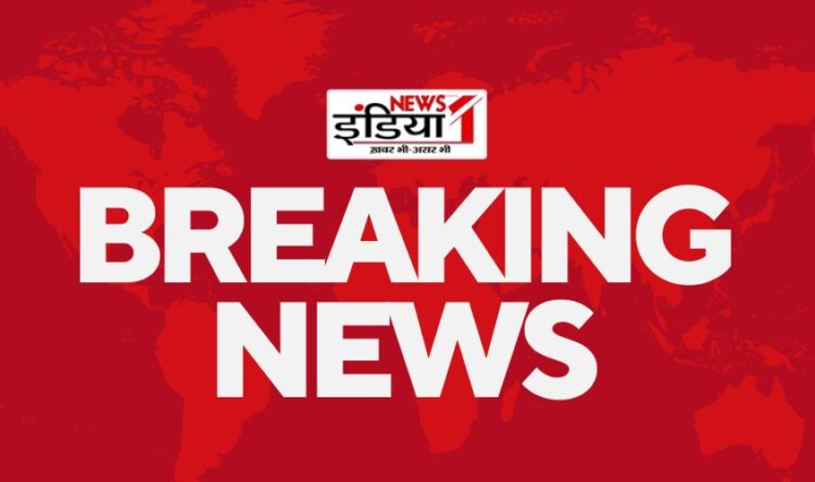 6 महीने बाद तिहाड़ से बाहर आए आप नेता Sanjay Singh , दिल्ली एक्साइज पॉलिसी केस में सुप्रीम कोर्ट ने दी थी जमानत सुप्रीम कोर्ट से मिली जमानत के बाद AAP के राज्यसभा सांसद संजय सिंह को तिहाड़ से रिहा कर दिया गया। आज बुधवार सुबह ट्रायल कोर्ट में आप नेता की जमानत की शर्तें तय कर दी गई थी। जिसके बाद कोर्ट ने के आदेश की कॉपी को जेल भेजा गया,जहां कानूनी प्रक्रिया खत्म करने करने बाद उन्हें रिहा कर दिया गया। ज्ञात हो कि सुप्रीम कोर्ट ने मंगलवार को दिल्ली एक्साइज पॉलिसी केस में आप नेता को जमानत दे दी थी। 4 अक्टूबर को गिरफ्तार हुए थे संजय गौरतलब है कि छह महीने पहले 4 अक्टूबर को ईडी ने आप नेता को दिल्ली एक्साइज पॉलिसी केस मामले में प्रवर्तन निदेशालय ने गिरफ्तार किया था। ईडी ने अपने चार्जशीट में संजय सिंह पर 82 लाख रुपए का चंदा लेने का आरोप लगाया है। इसी मामले में पूछताछ के लिए 4 अक्टूबर को ED उनके आवास पर पहुंची थी जहां उनसे 10 घंटे की लंबी पूछताछ के बाद गिरफ्तार कर लिया गया। इन शर्तों पर मिली जमानत दिल्ली शराब नीति मामले में सुप्रीम कोर्ट ने आम आदमी पार्टी के सांसद संजय सिंह को इन शर्तों पर जमानत दी पासपोर्ट सरेंडर कहीं जाने से पहले ईडी को अपना शेड्यूल बताना ED को अपना फोन नंबर बताएंगे जो लगातार उपलब्ध रहेगा जबतक जमानत पर बाहर रहेंगे वह शराब नीति मामले को लेकर कोई टिप्पणी नहीं करेंगे दो लाख रुपये के निजी मुचलके पर बेल बॉन्ड