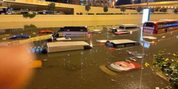 Dubai Rain: ग्लोबल वार्मिंग का प्रभाव, रेगिस्तान में आयी बाढ़, बारिश से दुबई में हाहाकार, कितने लोगों की गयी जान?