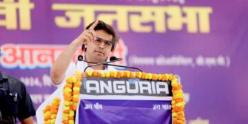 Lok Sabha Election 2024: कौशांबी जनसभा में पैसे बटने से फंसे आकाश, चुनाव आयोग ने लिया एक्शन, क्या फंस गए आनंद?