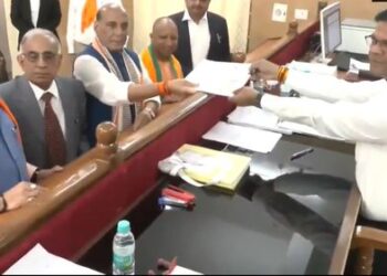 Lucknow: लखनऊ के प्रत्याशी राजनाथ सिंह ने नामांकन दाखिल करते समय सीएम योगी सहित कई नेता उपस्थित।