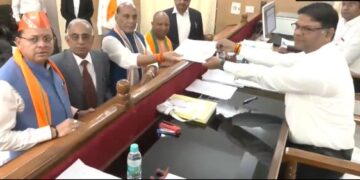 Lucknow: लखनऊ के प्रत्याशी राजनाथ सिंह ने नामांकन दाखिल करते समय सीएम योगी सहित कई नेता उपस्थित।