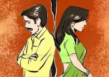 Agra: ‘बीवी गुटखा खाकर पूरे शहर में बुलेट चलाती है… ‘ नशेड़ी बीवी की आदत से परेशान पति , मामला थाने पहुंचा, फिर…