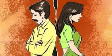 Agra: ‘बीवी गुटखा खाकर पूरे शहर में बुलेट चलाती है… ‘ नशेड़ी बीवी की आदत से परेशान पति , मामला थाने पहुंचा, फिर…