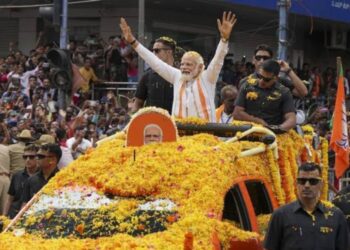 pm-modis-grand-road-show-in-ayodhya-supporters-gathered-in-large-numbers