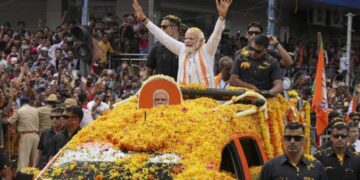 pm-modis-grand-road-show-in-ayodhya-supporters-gathered-in-large-numbers