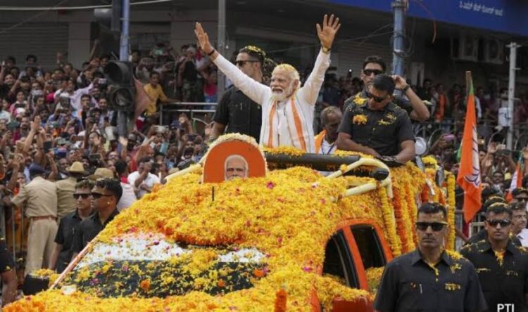 pm-modis-grand-road-show-in-ayodhya-supporters-gathered-in-large-numbers