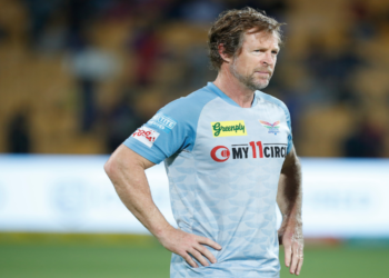 सोशल मीडिया पर छाया पूर्व क्रिकेटर Jonty Rhodes का बॉल ब्वॉय को शाबाशी देना, डाउन टू अर्थ वाले नेचर की हो रही है तारीफ