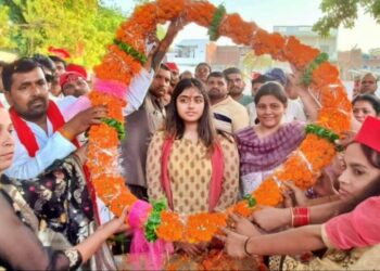 Aditi Yadav started campaigning for father Akhilesh Yadav, sought support from the public by setting up a chaupal in Kannauj...