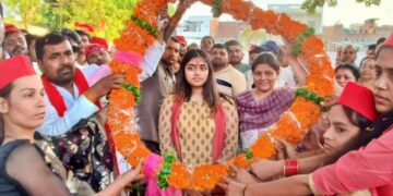 Aditi Yadav started campaigning for father Akhilesh Yadav, sought support from the public by setting up a chaupal in Kannauj...