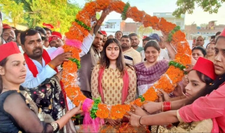 Aditi Yadav started campaigning for father Akhilesh Yadav, sought support from the public by setting up a chaupal in Kannauj...