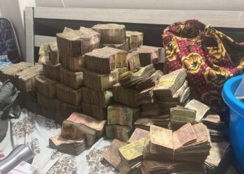 Bhopal News: कारोबारी के घर से नोटों का भंडार निकला, इतना कैश देख पुलिस भी हैरान