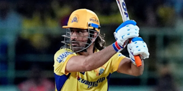 Dhoni का लास्ट में बल्लेबाजी करना क्यों ला रहा है उन्हें सवालों के घेरे में? यहां जानें पूरी रिपोर्ट