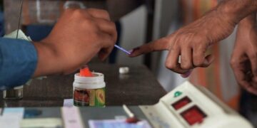 lok-sabha-election-2024-election-commission-is-strict-on-those-doing-fake-voting-issued-helpline-numbers