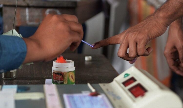 lok-sabha-election-2024-election-commission-is-strict-on-those-doing-fake-voting-issued-helpline-numbers