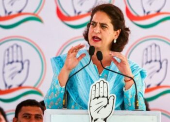 priyanka-gandhi-will-command-amethi-rae-bareli-will-campaign-in-support-of-her-brother