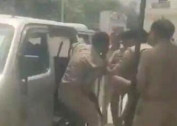 did-policemen-lathicharge-voters-in-sambhal-sp-made-serious-allegations-video-went-viral
