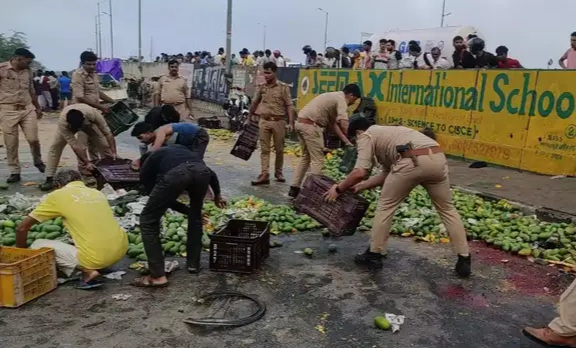 Agra accident: लखनऊ से आ रही आम भरी मैक्स डिवाइडर से टकराई,