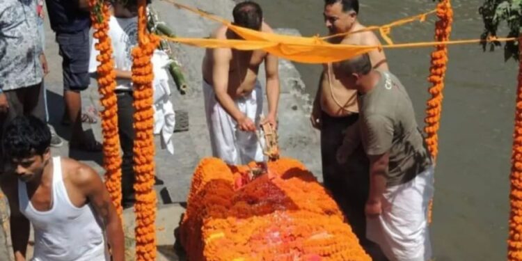 Solah Shringar before the funeral of a married woman
