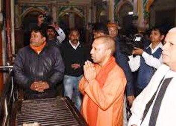 ‘कम बोलें तो अच्छा रहेगा’ के बाद फिर गरजे CM योगी, बीच-बीच में बोल रहे 2 MLA को दी सीधी चेतावनी