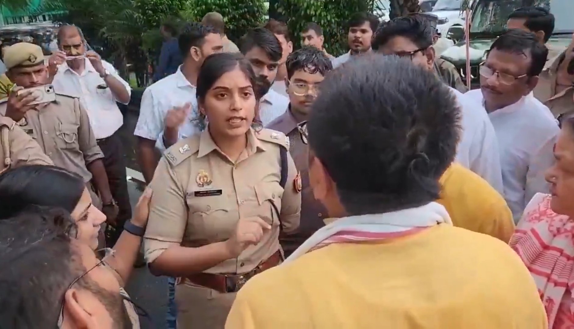 Kanpur में BJP MLC अरुण पाठक और IPS अंजलि विश्वकर्मा में भिड़ंत