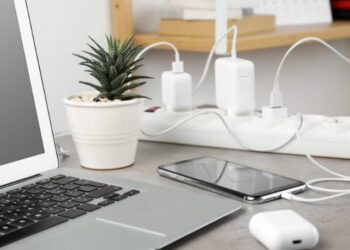 चार्जर प्लग में ही लगा छोड़ना कैसे पड़ता है भारी, क्या करें ताकि बिजली और पैसा दोनों बचें