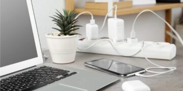 चार्जर प्लग में ही लगा छोड़ना कैसे पड़ता है भारी, क्या करें ताकि बिजली और पैसा दोनों बचें