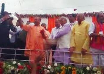 कांवड़ियों पर सीएम योगी ने हेलीकॉप्टर से बरसाए फूल, फिर साजिश का खुलासा कर दिया बड़ा अल्टीमेटम