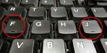 Keyboard पर F और J बटन पर उभरी हुई लाइन क्यों होती है क्या यह सिर्फ डिजाइन है या टाइपिंग को आसान बनाने की कोई ट्रिक