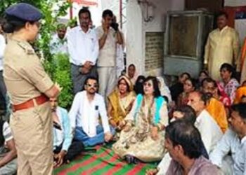 कौन हैं यूपी की मंत्री प्रतिभा शुक्ला, जिन्होंने थाने में दिया धरना, पति के साथ बीजेपी सांसद पर किया जुबानी हमला