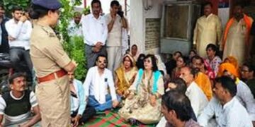 कौन हैं यूपी की मंत्री प्रतिभा शुक्ला, जिन्होंने थाने में दिया धरना, पति के साथ बीजेपी सांसद पर किया जुबानी हमला