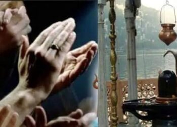 Clapping after Shiv Puja in Sawan