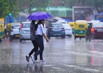 Weather update: देश के कई हिस्सों में तेज बारिश का अलर्ट, जानें कहां-कहां बरसेंगे बादल