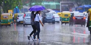 Weather update: देश के कई हिस्सों में तेज बारिश का अलर्ट, जानें कहां-कहां बरसेंगे बादल
