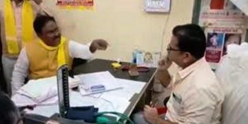 डॉक्टर के मुंह से उड़े गुटखे के छींटे तो भड़के MLA बेदीराम, जवाब में ‘साहब’ ने बताई जाति और कर दी ‘गंदीबात’