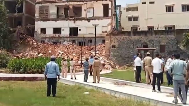: Daryaganj building collapse news