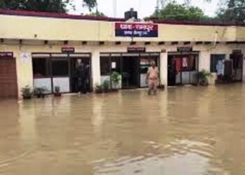 Jaunpur News : जानें UP का ये थाना कैसे बना सरोवर, डुबगी लगाने के बाद ‘दारोगा जी’ दर्ज कर रहे FIR