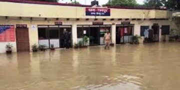 Jaunpur News : जानें UP का ये थाना कैसे बना सरोवर, डुबगी लगाने के बाद ‘दारोगा जी’ दर्ज कर रहे FIR 