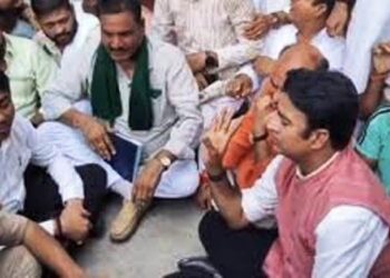 Meerut News: अधिकारियों को अनोखा दंड देकर बोले संगीत सोम, ‘गुंडई चरम पर है, चद्दर तान कर मत सोइए एसपी साहब’