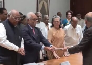 Vice President Election: INDIA गठबंधन के उम्मीदवार सुदर्शन रेड्डी ने दाखिल किया नामांकन दक्षिण बनाम दक्षिण हुआ मुकाबला